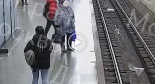 In the Moscow metro, a man pushed a teenager under a train