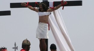 Филиппинцев прибили к крестам в честь наступающей пасхальной недели (15 фото)
