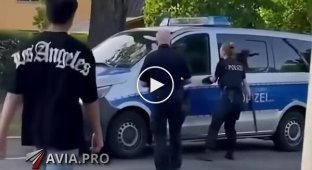 Greedy German police do not allow migrants to ride