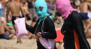 Маски-купальники «Face-kinis» в Китае (9 фото)