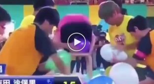 An unusual show involving popping balloons is gaining popularity in China.