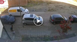 Співробітник служби доставки намагався закинути посилку на балкон