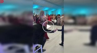 Весілля, танці та щедрість: маленький гість став зіркою вечора
