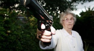 Пожилые дамы и оружие (26 фото)