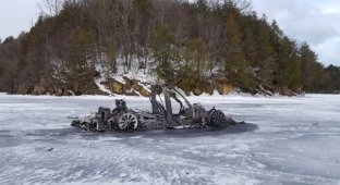 На замерзшем озере в США таинственным образом сгорел электромобиль Tesla (11 фото + 1 видео)