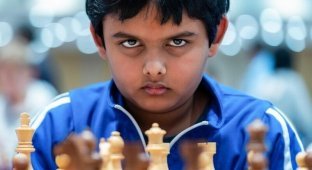 Двенадцатилетний школьник стал самым молодым шахматным гроссмейстером (2 фото)