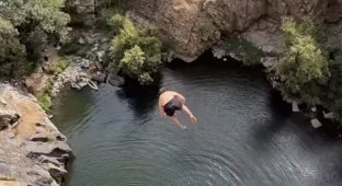 A French extreme sportsman broke the world record for fatal dives (2 photos + 1 video)