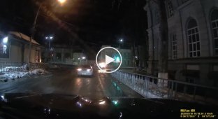 ДТП с огоньком. В Томске таксист не уступил дорогу, совершая поворот (мат)