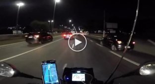 Поездка по городу на мотоцикле в Бразилии