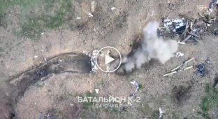 A wounded occupier begged a Ukrainian drone for medicine and water and ran to surrender under fire from Russian artillerymen.