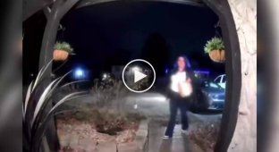 Женщина-курьер приправила еду клиента из перцового баллончика