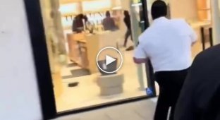 American security guards film lawbreakers on their cell phones during thefts