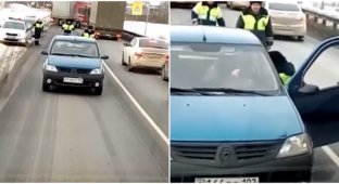 Дальнобойщики помогли полицейским поймать пьяного водителя, который бесчинствовал на дороге (2 фото + 1 видео)