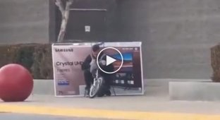 The man saved on the delivery of a large TV
