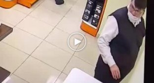 Любопытный парень засунул ножницы в розетку в магазине