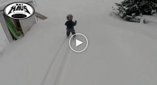 Этот 2-летний малыш катается на лыжах, как настоящий профи!