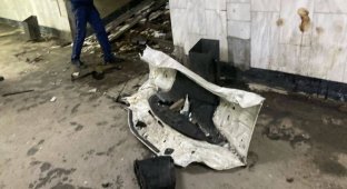 In Chelyabinsk, a foreign car flew into an underpass (2 photos + 1 video)