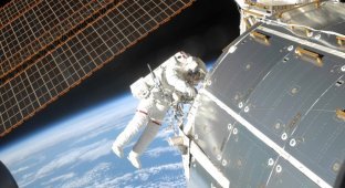 Выход в открытый космос: Голубое небо под ногами (33 фото)