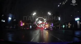 Водитель BMW проехал на красный при патрульных и пытался от них скрыться