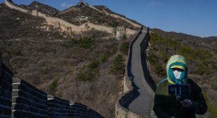 Парочка проделала дыру в Великой Китайской стене (2 фото)