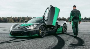 Rimac Nevera set a new speed record when driving in reverse - 275 km/h (2 photos + 1 video)