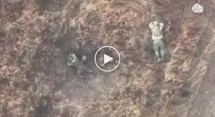 A Ukrainian drone drops a grenade on a Russian military man in the Avdeevsky direction