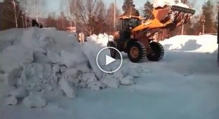 Коммунальщики сносят ледовый городок с играющими детьми