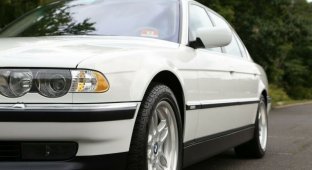 BMW 7-й серии 2000 года в безупречном состоянии (15 фото + 1 видео)