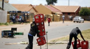 В Южной Африке разграбили магазины, принадлежащие иностранцам (9 фото)