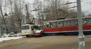 ДТП с участием трамвая в Томске (4 фото + 1 видео)