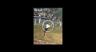 The bull did not like the song and attacked the singer in Paraguay