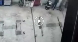 В Екатеринбурге камеры наблюдения зафиксировали хлопок в автосалоне