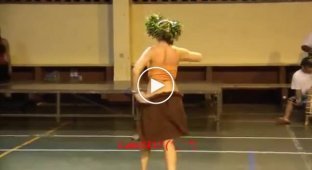 Таитянский танец в исполнении привлекательной девушки