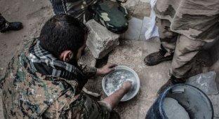 Сирийские повстанцы нашли новое применение пропановым баллонам (7 фото)