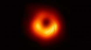 Астрономы поделились первым снимком черной дыры в поляризованном свете (8 фото)