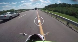 Таких на дороге не заметить. Мотоциклист гоняет по трассе со скоростью 300 км в час. Без ДТП