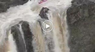 Мужчина сплавлялся по реке и чуть было не утонил из-за водопада