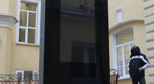 В Санкт-Петербурге демонтировали памятник айфону (4 фото)