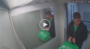 The most stupid food courier, saw a hidden camera