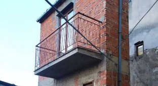 The narrowest house in the world was built to spite its neighbor (3 photos + 1 video)