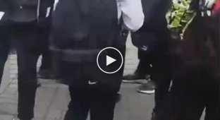 «Вы чего толпой напали»: в России мужчина разогнал устроивших драку школьников