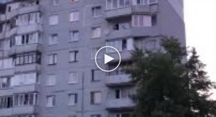 Житель Калининграда радует соседей музыкальными композициями