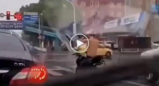 Мотоциклист моет голову посреди дороги, чтобы сэкономить немного времени
