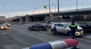 В Петербурге водитель каршеринга не вписался в поворот и устроил ДТП (3 фото + 1 видео)