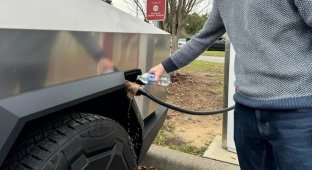 Tesla просит не мочить провода на зарядных станциях (2 фото)