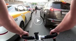 Столкновение двух велосипедистов в Москве