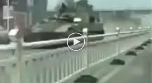 Привычный метод транспортировки танка по дорогам