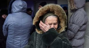 «Мы не справляемся с этой жизнью»: красноярские пенсионеры стоят в очереди за просрочкой (3 фото + 5 видео)