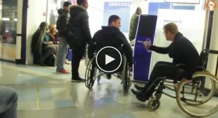 Разборки инвалидов за доступ к автомату