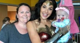 Супергерой в реальности: актриса Галь Гадот посетила больных детей в образе Чудо-женщины (6 фото)
